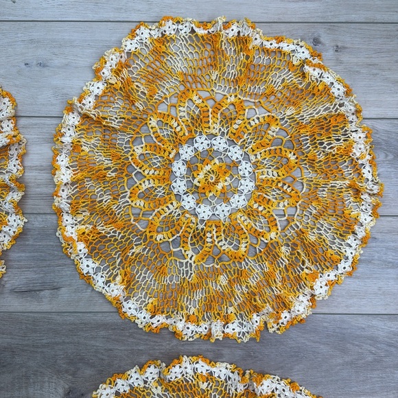 Vintage Hand Knit Ruffle Doilies - Picture 3 of 7
